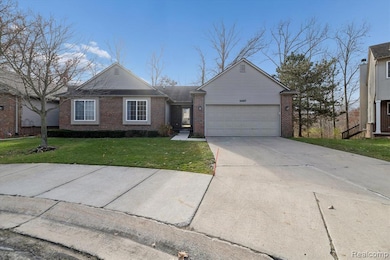 2607 S Moonglow Ct unit 35, Hartland, MI 48353 - photo 5