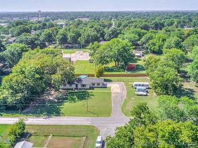 904 NE 12th St, Wagoner, OK 74467 - photo 2