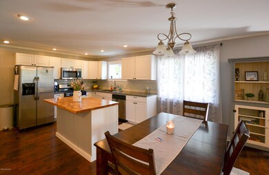 Const. 7 Dining and Kitchen 2