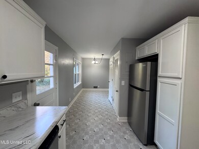 208 Bowden St, Senatobia, MS 38668 - photo 4