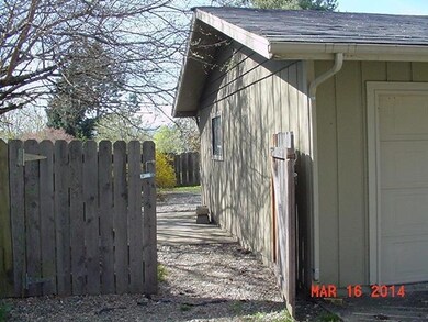 1126 SW Spruce St, Grants Pass, OR 97526 - photo 4