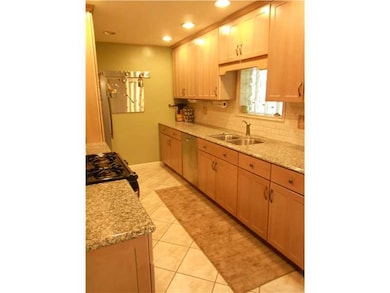 Kitchen. BEAUTIFUL KITCHEN WITH STAINLESS APPLIANC