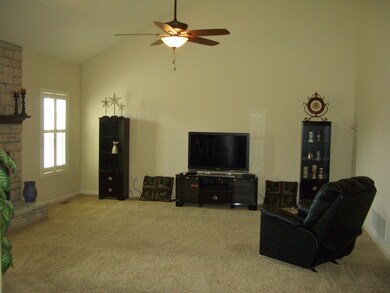 Family room w/vaulted ceiling