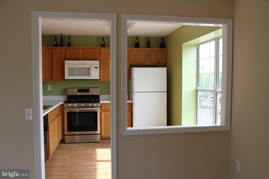 8200 Catbird Cir unit 201, Lorton, VA 22079 - photo 3