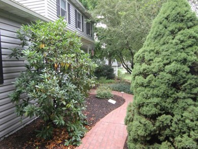 1187 Clearview Cir, Allentown, PA 18103 - photo 5