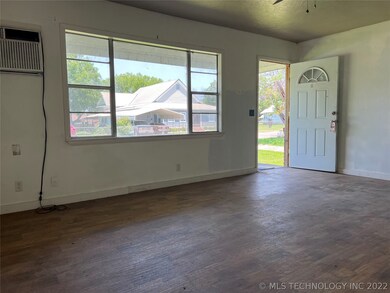 314 E Elm Ave, Eufaula, OK 74432 - photo 2
