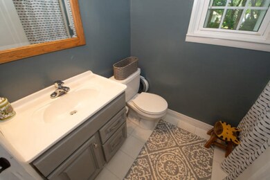 332 Bluffview WV Bathroom 3