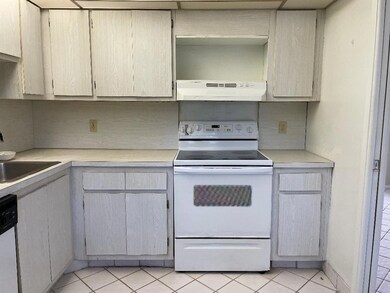 605 Oaks Dr unit 603, Pompano Beach, FL 33069 - photo 6