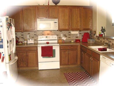 Kitchen w/breakfast bar