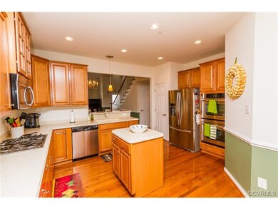 Gourmet Kitchen with large Prep-island, Double Ove