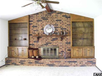 Vaulted ceiling, woodburning fireplace, double bui