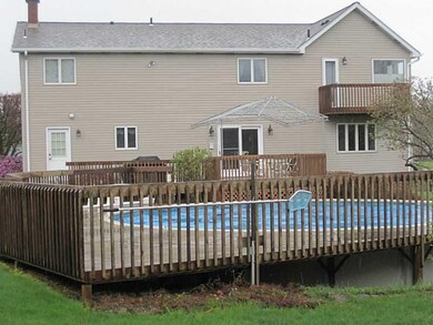 Swimming Pool/Hot Tub/Sauna. Pool with deck and pr