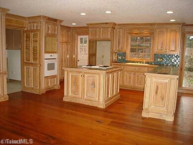 Kitchen. Hardwoods/ tile countertops