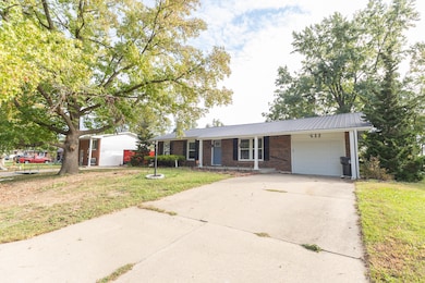 622 Meadowbrook Cir, Moberly, MO 65270 - photo 2