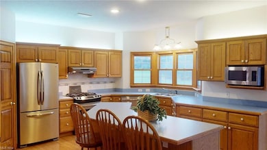 Gourmet kitchen is well-equipped for all your need