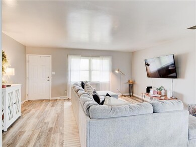 2710 Wedgewood Dr, Columbus, IN 47203 - photo 2