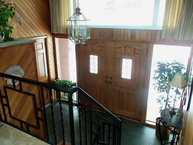 Entry/Foyer.