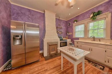 ENJOY COOKING IN THIS FUN, BRIGHT KITCHEN WITH STA