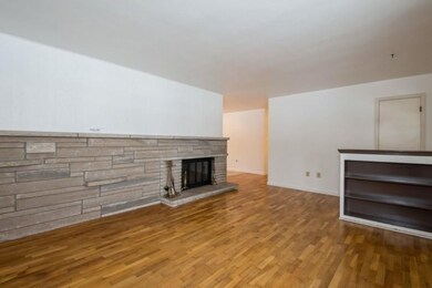 03_2766WGardenLane_165_LivingRoom_LowRes