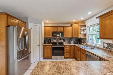 7001 Cresthill Dr, Davenport, IA 52806 - photo 3