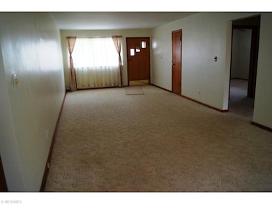 LARGE LIVING ROOM PLENTY OF ROOM FOR FAMILY AND FR