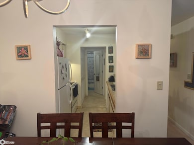 1100 University Manor Dr unit B-22, Fairfield, IA 52556 - photo 4