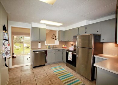 Kitchen updated with newer SS appliances!