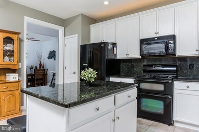 13969 Gullane Dr unit 125, Woodbridge, VA 22191 - photo 5