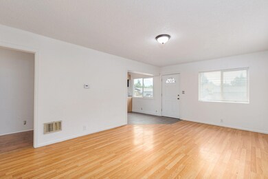 1132SWRogueRiverAve-009