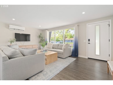 Living Room/Entrance