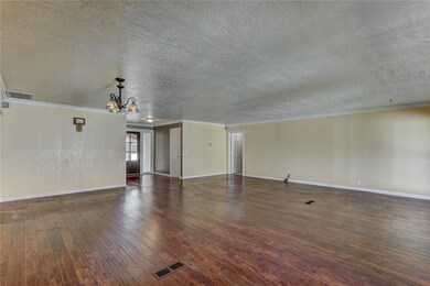 12013 Camelot Dr, Oklahoma City, OK 73120 - photo 7