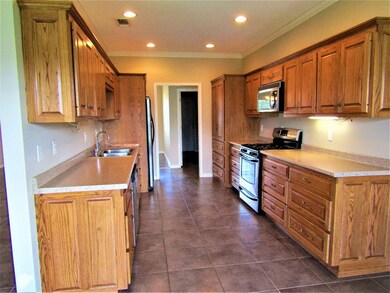 385 Ashwood Bend, Lufkin, OK 74904 - photo 3