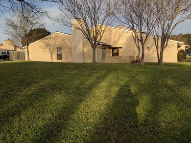 402 Summit Cir, Fredericksburg, TX 78624 - photo 3