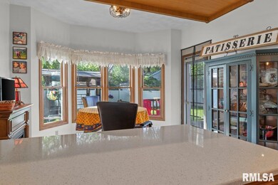 515 College Ave, Lincoln, IL 62656 - photo 3