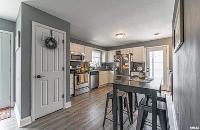 61 Gavin St, Lincoln, IL 62656 - photo 6