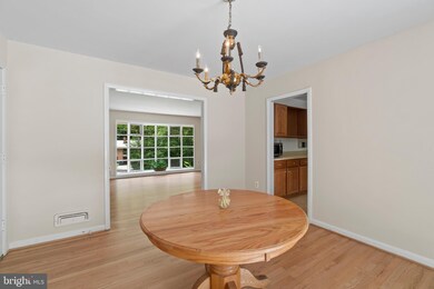 9126 Santayana Dr, Fairfax, VA 22031 - photo 5