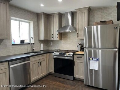 18 Guinevere Ln, Staten Island, NY 10310 - photo 5