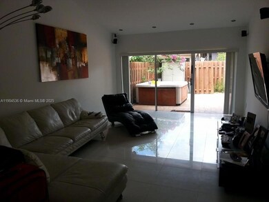 546 NE 199th Ln unit 4w, Miami, FL 33179 - photo 2