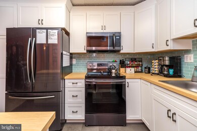 153 Riversedge Dr unit CONDO 153, Norristown, PA 19403 - photo 5