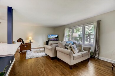 325 Rowan Ct, Naperville, IL 60540 - photo 2