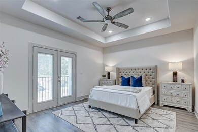 Large master bedroom with its own balcony. Photo i