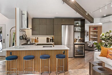 Kitchen & Bar