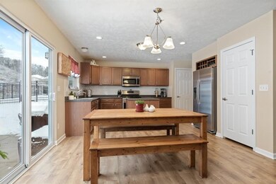 Cozy eat in kitchen area, great space for entertai