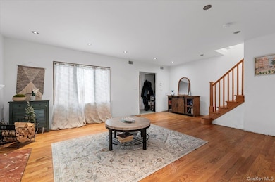 82-06 166th St, Jamaica, NY 11432 - photo 3