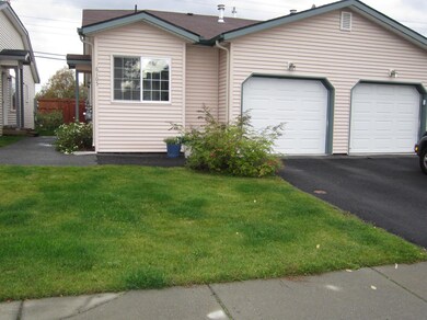 Grand Exterior w Garage