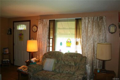 Quaint living room w/ natural hardwood floors