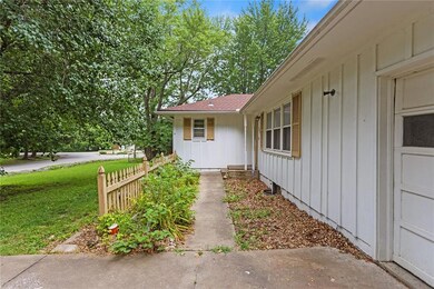 205 E Maple St, Raymore, MO 64083 - photo 2