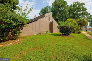 9302 Raintree Rd, Burke, VA 22015 - photo 4