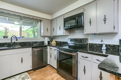 1460 Honeysuckle Ave, Medford, OR 97504 - photo 3