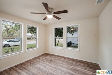 712 E Weinert St, Seguin, TX 78155 - photo 4